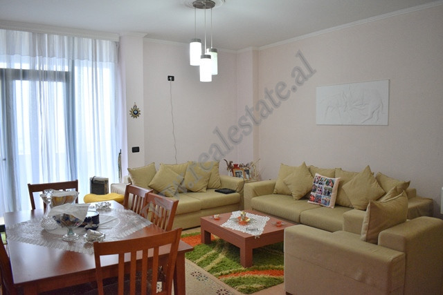 Apartament me qira ne rrugen Mahmut Allushi ne Tirane.&nbsp;
Apartamenti pozicionohet ne katin e 3 